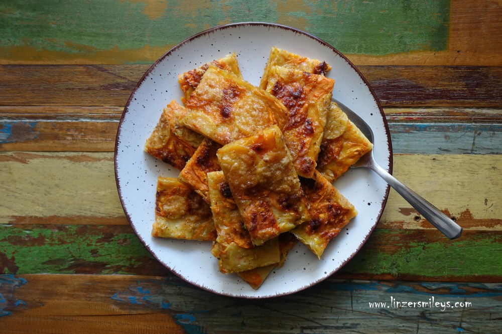 Schiacciata di patate e patate dolci, in Orange, flache Süß-Kartoffel-Tarte, im Ofen gebacken, "tortino piatto", tortino di patate, torta salata, vegetarisch, mit Curry, Paprika und Origano, italienisch inspiriert, perfekt zum Aperitif, aperitivo italiano, Snack, Imbiss, kleine Mahlzeit, mit Gemüse, Daniela Terenzi #linzersmileys