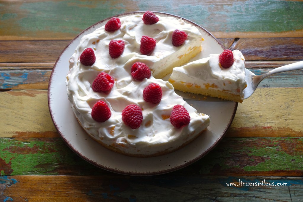Wolkentorte, auf Wolke 7 schweben, on cloud nine, im Kuchenhimmel, Tortentraum, seventh heaven, settimo cielo, backen, köstlich, easy-peasy, kinderleicht, für Backanfänger*innen geeignet, vegetarisch, fluffig, mit Skyr, Obers, Sahne, fruchtig, Pfirsiche, Himbeeren, Pfirsich Melba, einfache Zutaten, Eyecatcher, Gaumenschmeichler, Rezept von Daniela Terenzi, Food Blog #linzersmileys