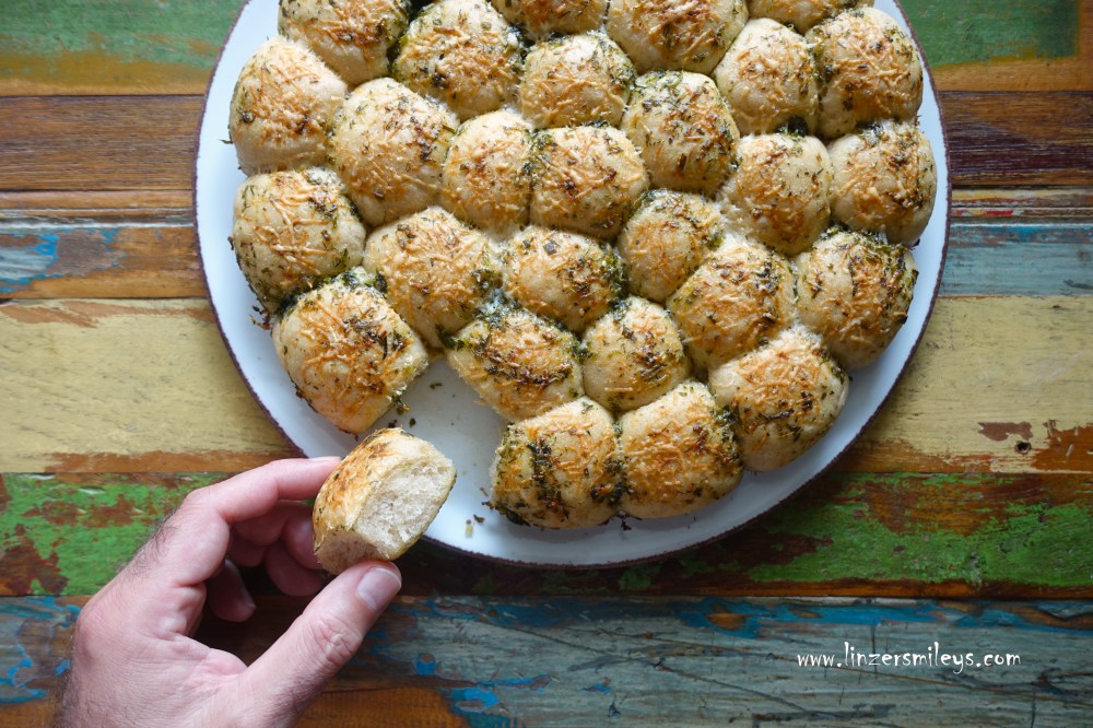 Bubble Bread, Partybrot, Brötchen, DIY, mit Liebe gebacken, einfach zum Teilen, Fingerfood, Foodtrend, mit Kräuterbutter, Bärlauchbutter, würzig, schmackhaft, lecker, köstlich, fluffig und weich, perfekt fürs Party Buffet, vegetarisch, Rezept adaptiert von Daniela Terenzi #linzersmileys