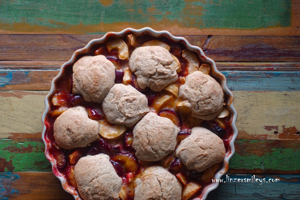 Cobbler, mit Äpfeln und Pflaumen, weihnachtliche Gewürze, Zimt, Lebkuchen, Orangensaft, Apfelsaft, amerikanisch backen, britisch, englisch, vegetarisch, mit Obst, Dessert zum Löffeln, warme Mehlspeise, comfort food, duftend, Adventzeit, Soulfood, Wohlfühlessen, herbstlich, winterlich, köstlich, Daniela Terenzi #linzersmileys
