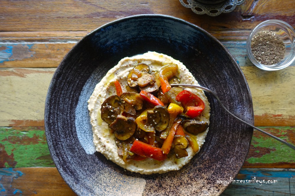Hummus mit gebratenen Pilzen, Paprika und Za'atar, Hummus zum Löffeln, Kichererbsencreme, mit Gemüsetopping, orientalisch, aus dem Nahen Osten, arabisch kochen, vegan, vegetarisch, Hülsenfrüchte, gesund, proteinreich, auf Pflanzenbasis, Tahin, Tahini, Sesammus, Nar Ekşisi, Granatapfelsirup sauer ohne Zuckerzusatz, Daniela Terenzi, Food Blog #linzersmileys