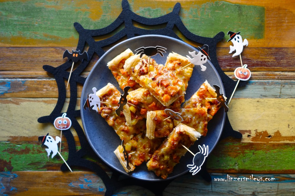 Grusel-Tarte, für Halloween, Blätterteigtarte, mit Süßkartoffeln, Kartoffeln, Salsiccia und Käse, italienische Rohwürste, backen fürs Grusel-Buffet, kreativ, lecker, Halloween-Deko, Halloween-Zahnstocher, Gruseldeko, Halloween Cupcake Topper, Partygericht, Fingerfood, herbstlich, Rezeptidee von Daniela Terenzi vom Food Blog #linzersmileys 
