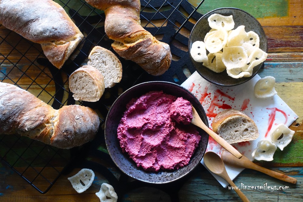 Thunfischaufstrich mit Roten Rüben, mit Roter Bete, Topfen, Quark, Mayonnaise, lila Eyecatcher, Blickfang, perfekt fürs Buffet, Brotbelag, mit Gemüse, herbstlich, fischig, gut, selbst gemacht, DIY, schnell und einfach, Halloween, gruselig, Rezept von Daniela Terenzi, Food Blog #linzersmileys